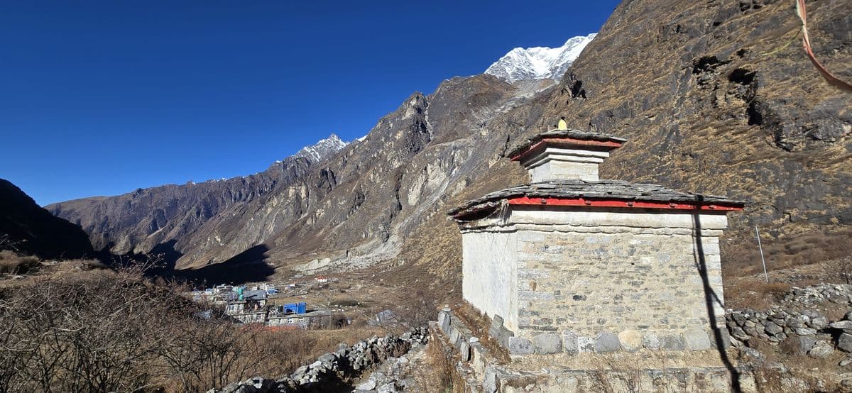 Stone chorten above Kyanjin Gompa